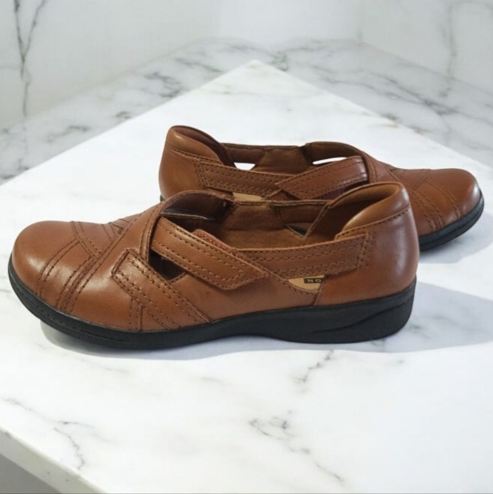 Clarks Womens Cheyn Wale Loafer Size 8.5 M Cognac Tan Leather Slip On Shoe